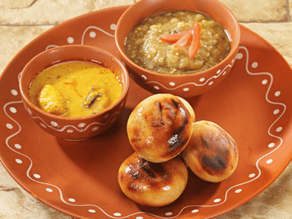   Regional Food:  Litti Chokha : Image courtesy MUDITKUMARSINGH252004 via Wikipedia Commons