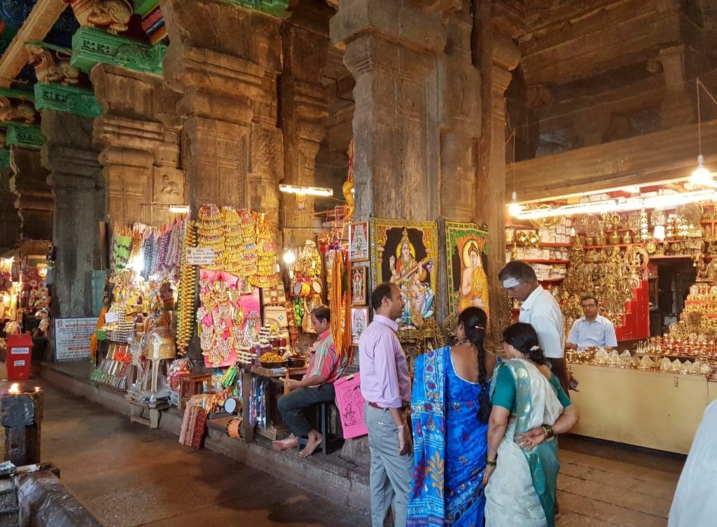 Vacaciones monzónicas: bazar dentro del templo de Meenakshi, Madurai Foto de Richard Mortel a través de Wikipedia Commons
