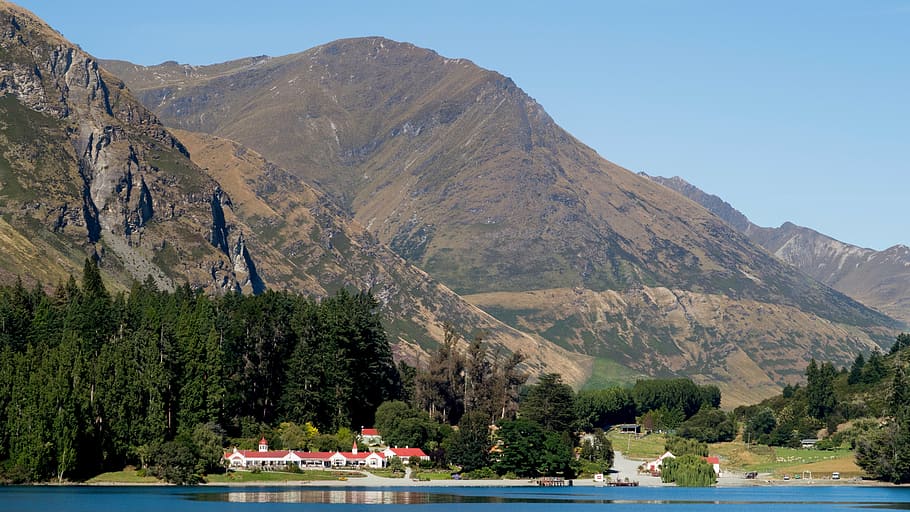 Lake Wakatipu 10 stunning Lake Regions in the World - Lakeside towns and waterfronts