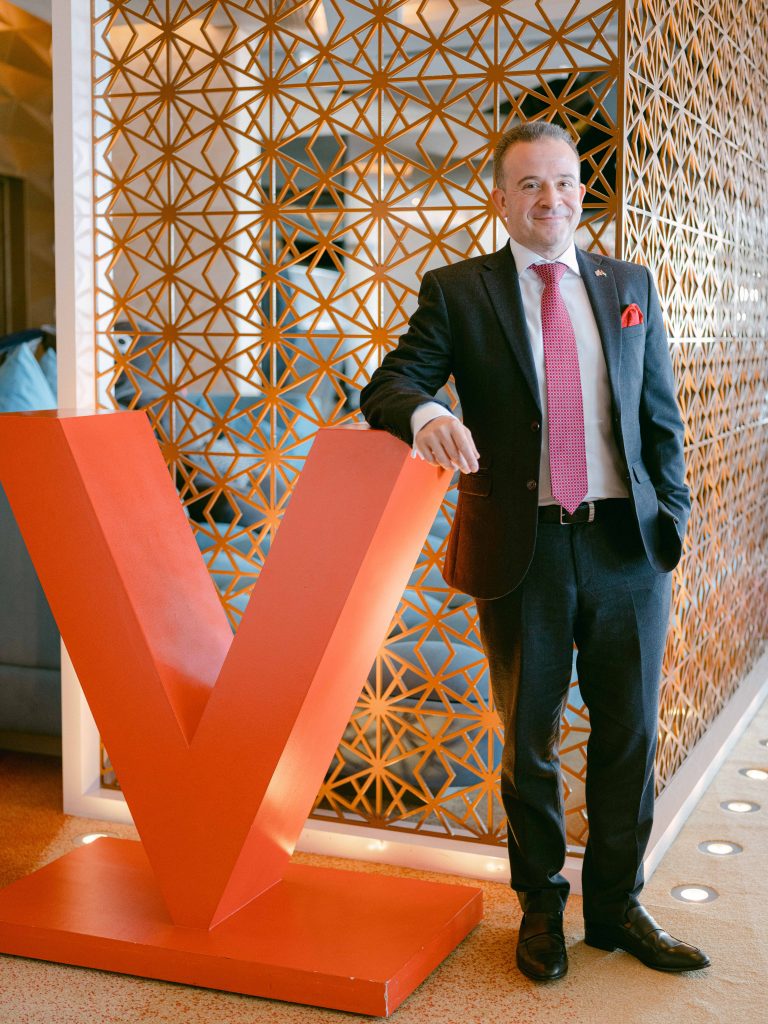 Luke Wooley, gerente general y director de alimentos y bebidas, V Hotel Dubai, Curio Collection by Hilton (Al Habtoor City Hotel Collection)