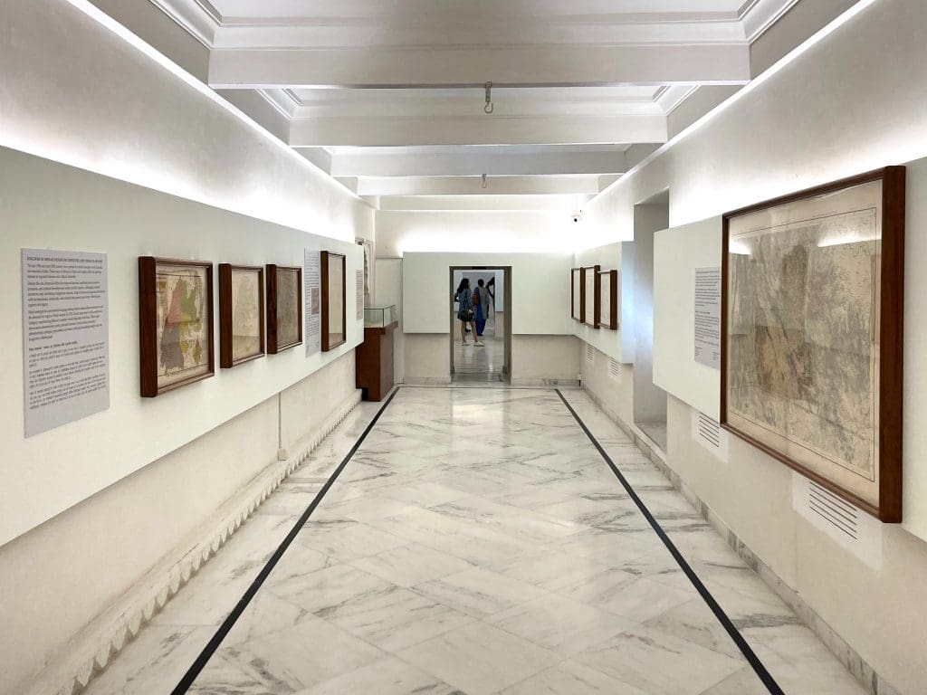 La exposición del Museo del Palacio de la Ciudad de Udaipur sobre mapas raros pintados e impresos de Udaipur;  en asociación con la Fundación Getty de EE. UU.
