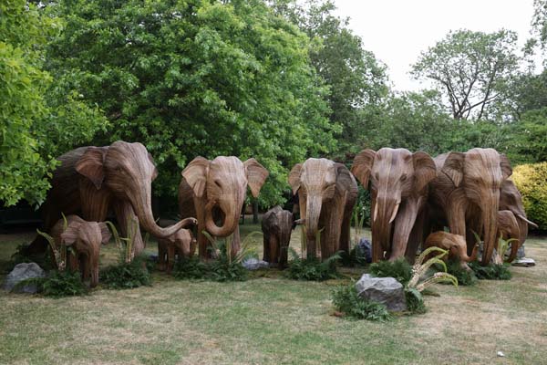 LONDRES, INGLATERRA - 28 DE JUNIO: Una vista general de las esculturas de elefantes hechas de hierba de lantana durante The Animal Ball en Lancaster House el 28 de junio de 2023 en Londres, Inglaterra.  (Foto de Tim P. Whitby/Getty Images para The Animal Ball)