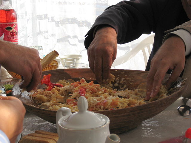 Qurutob: comer de forma tradicional con las manos.  Imagen cortesía de Wikipedia Commons