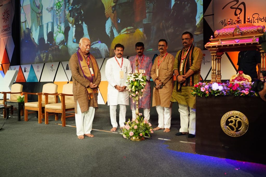 (De izquierda a derecha) Mohan Bhagwat, Prasad Lad, Sunil Bharadwaj, Giresh Kulkarni, Ashok Tiwari inauguran la Convención y Exposición Internacional de Templos más grande del mundo