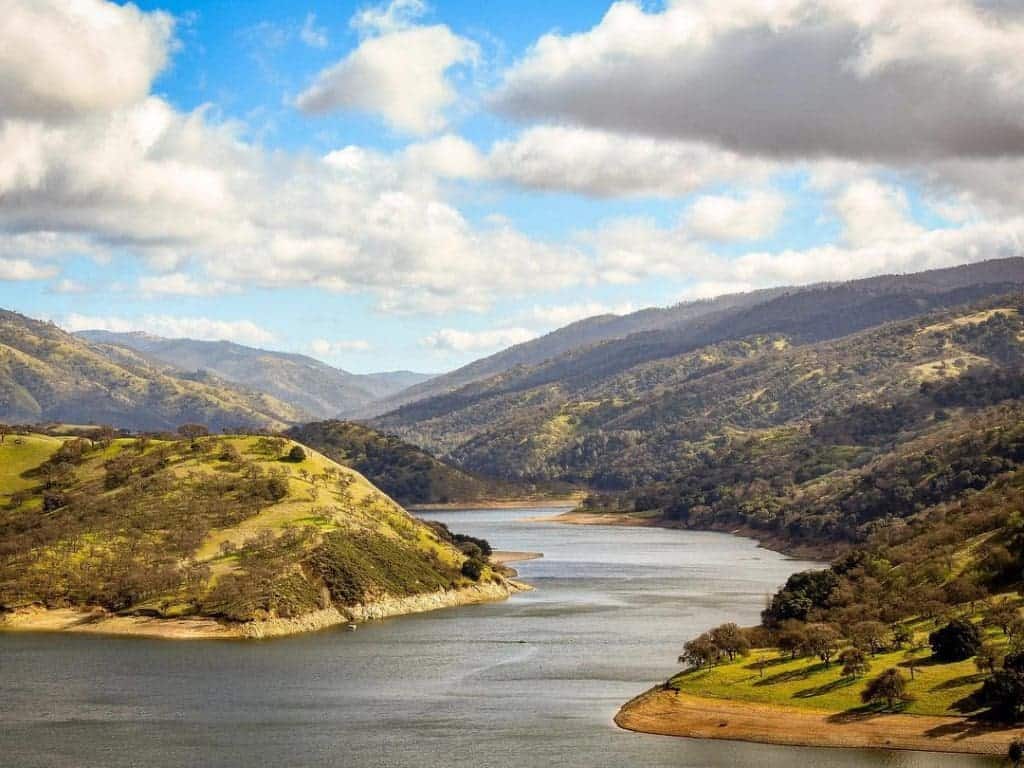 Rent a boat at lake Del Valley in San Francisco Bay 