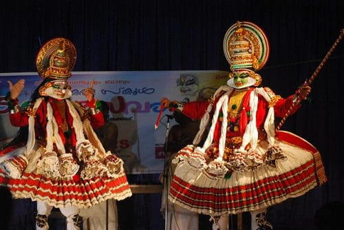 640px Kathakali group Dance en la 54ª escuela de Kerala Kalolsavam 2014 en Palakkad escalado Onam Festival un rico tapiz de 10 días de cultura leyenda y celebración en Kerala