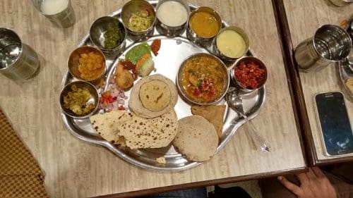 Madhya Pradesh Thali. Image credit: Rishabhbenganijain via Wikipedia Commons