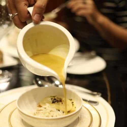Un sabor de Francia: el Taj Mahal de Nueva Delhi organiza una maravillosa cita con el chef Maxime Gilbert 5 Vierta de cangrejo y melocotón al curry bretón