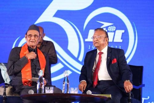 STIC Travel Group reflexiona sobre 50 años de logros 19 Dr. Subhash Goyal con el Dr. Karan Singh