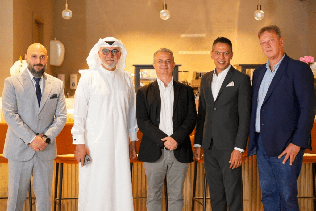 Cheval Collection se asocia con Black Coffee by Café Younes para servicios de alimentos y bebidas en Dubái 1 De izquierda a derecha: Axel Assaf, director de operaciones, Black Coffee by Cafe Younes, Emiratos Árabes Unidos, Mohammed S. Alawadhi, director general – Cheval Collection, Amin Younes, propietario y socio director de Black Coffee by Café Younes, Hossam Nabil, director general, Cheval Maison – The Palm y John Philipson, director de operaciones, Cheval Collection