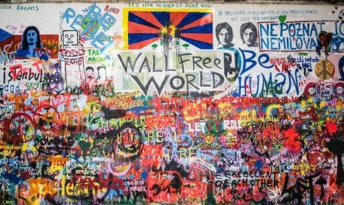 Muro de John Lenon explorando el vibrante lienzo urbano de Chequia