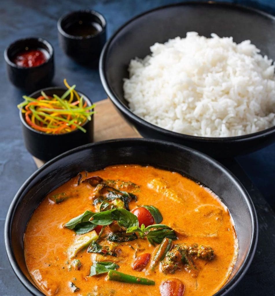 Verduras exóticas en curry rojo tailandés Cocina asiática Tao