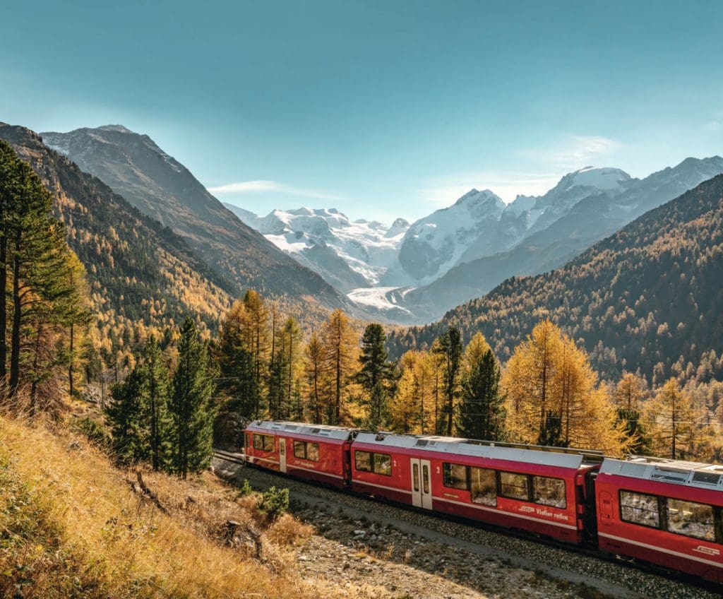 Trenes panorámicos Rhaetische Bahn RhB bei der Montebello Kurve mit Morteratschgletscher und Piz Bernina im Herbst