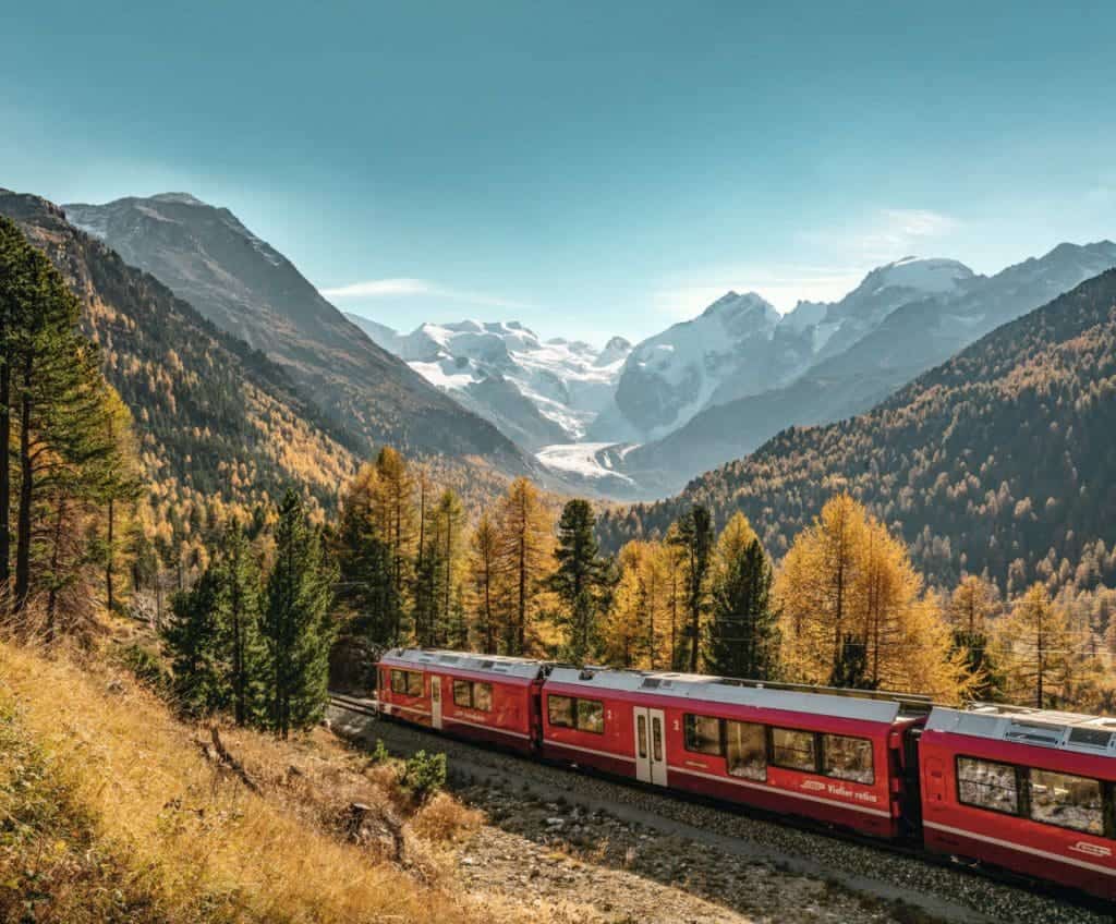 Panoramic Trains: Rhaetische Bahn RhB bei der Montebello Kurve mit Morteratschgletscher und Piz Bernina im Herbst.