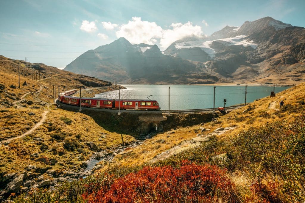 Rhaetische Bahn RhB am Lago Bianco auf dem Berninapass mit Piz Bernina im Herbst