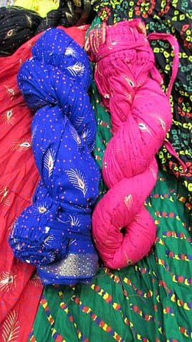 Trabajos de teñido y corbata Bandhani en tela cosas para comprar en Jaipur Credit SwapnilKarambelkar a través de Wikipedia Commons
