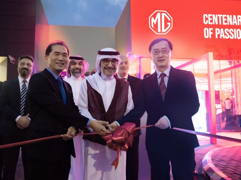 Corte de cinta con motivo de la inauguración de la sala de exposición de MG Motor Jeddah