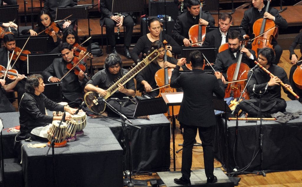 LR Zakir Hussain tabla Niladri Kumar sitar Rakesh Chaurasia bansuri y Alpesh Chauhan director de la Orquesta Sinfónica de la India SOI se embarcarán en una gran gira de 8 conciertos por el Reino Unido