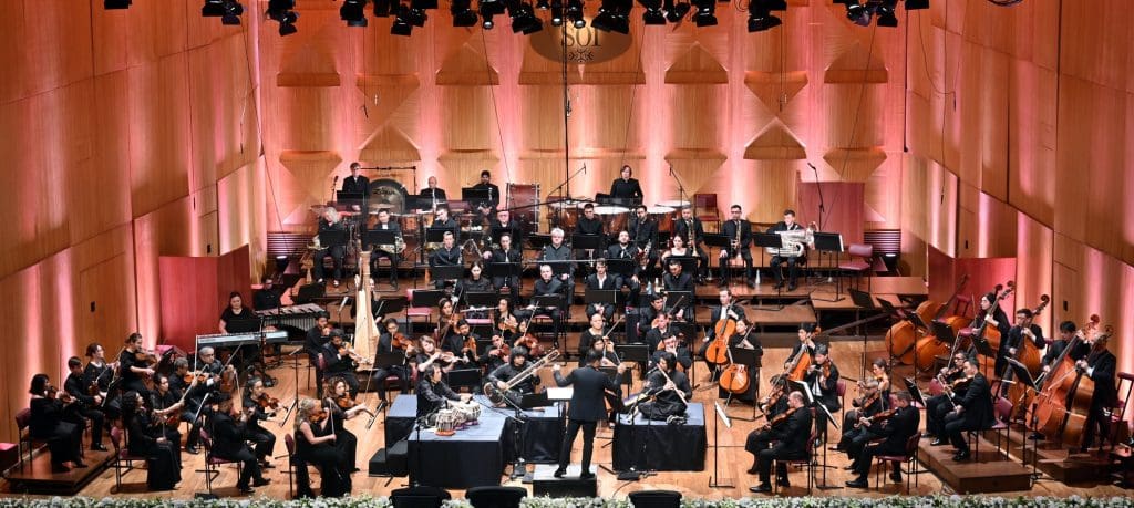 Orquesta Sinfónica de la India interpretando el triple concierto de Zakir Hussain