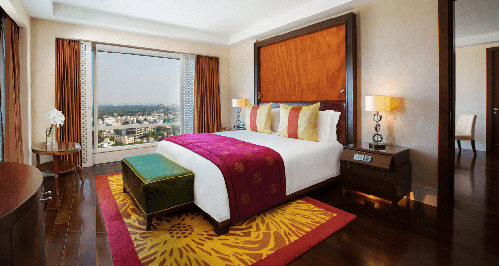 The Ritz Carlton Bangalore dormitorio en la suite panorámica