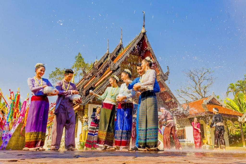Festival Lampang Wat Pratu Pong Songkran La UNESCO ha designado el vibrante festival'Songkran en Tailandia' como Patrimonio Cultural Inmaterial