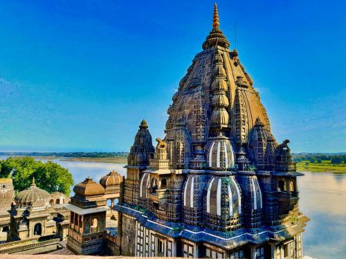 Ahilyeshwar Mahadev temple. Maheshwar Madhya-Pradesh via Wikipedia Commons