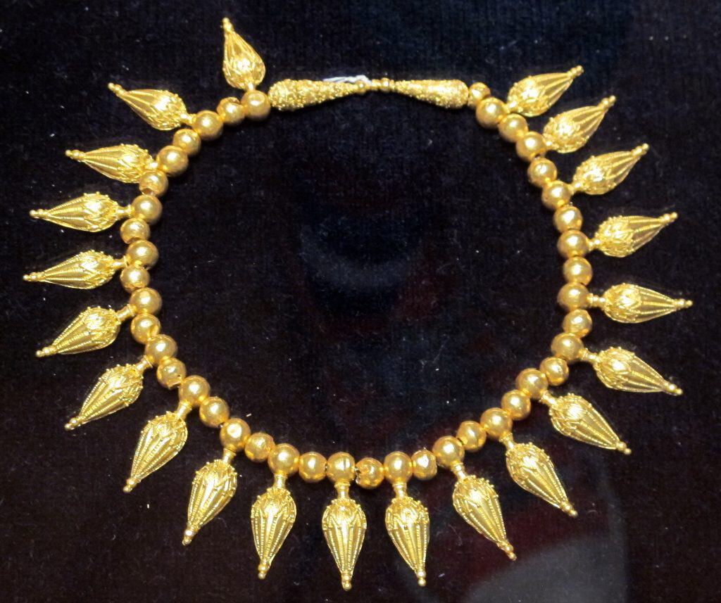 Choker (image credits: Wikimedia commons)