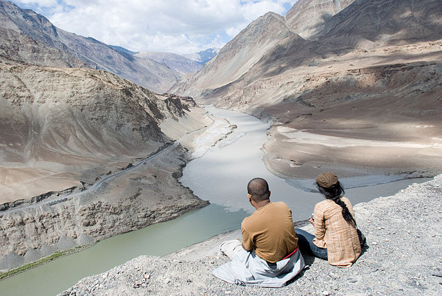 The Chadar Trek: 8 epic days of walking on a frozen wonder in Ladakh's chilling winter! 3 Locals relax at the confluence of the Zanskar (middle) and Indus (left) rivers. Photo by Ridhi D'Cruz via Wikimedia Commons.