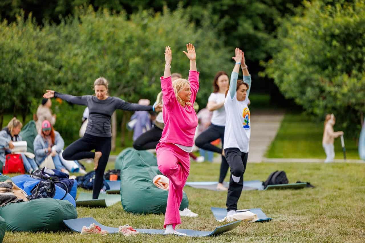 Over 7,000 Join International Yoga Day Celebrations in Moscow 2 Complementary workshops were held throughout the venue, including mandala painting, aromatic sachet-making, and DIY crafts.
