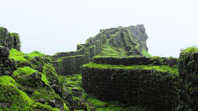 Rajgad is best visited between October and February when the climate is cooler and visibility is clearer. Image courtesy Akshaypadte via Wikkimedia commons (Maratha Forts Added to UNESCO)