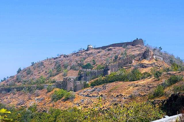 Vetalwadi has stood guard over trade routes and villages for centuries. With minimal crowds, this fort is a haven for trekkers, history lovers, and solitude seekers alike. Image courtesy: Amitabha Gupta via Wikkimedia