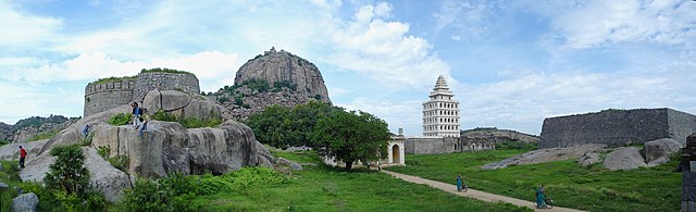 A view of the Rajagiri Citadel (atop the hill), Kalyana Mandapam (white tower) and the Mohabatkhan mosque (right) at the Gingee Fort Complex. Image courtesy: PlaneMad via Wikkimedia commons.