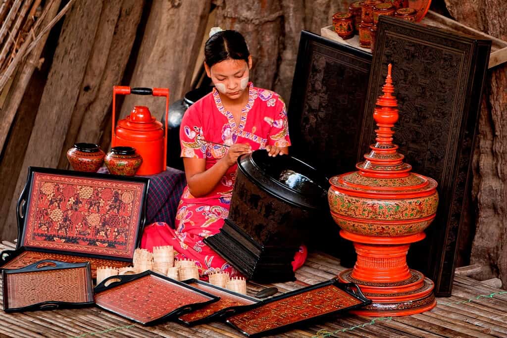 Craftsmen at work bringing lacquerware to life with vibrant colours and precision. Courtesy: bagandaytours.com