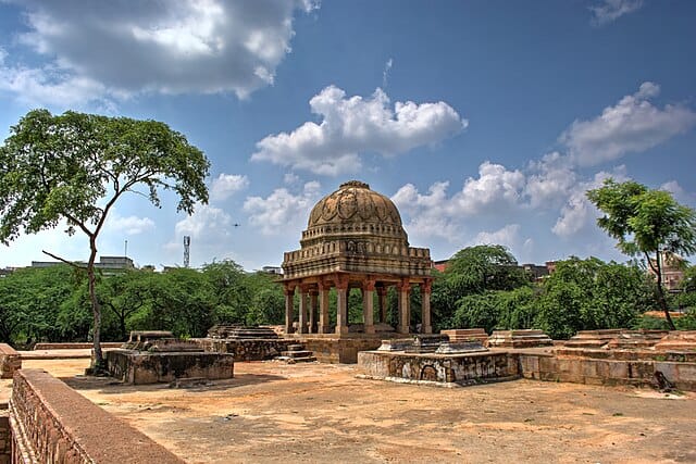 Mehrauli Archaeological Park in South Delhi is a remarkable green expanse, offering a journey through more than a thousand years of Delhi’s layered history. Image courtesy: Slyronit via Wikimedia commons
