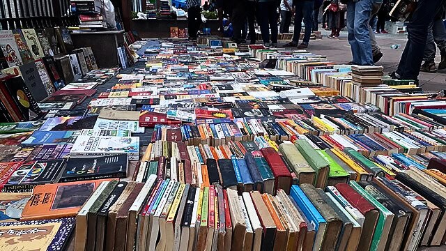 Daryaganj: where pavements and makeshift stalls groan under the weight of printed words; everything from fresh paperbacks to hardbound relics with histories of their own. Image courtesy: Pinakpani via Wikimedia Commons