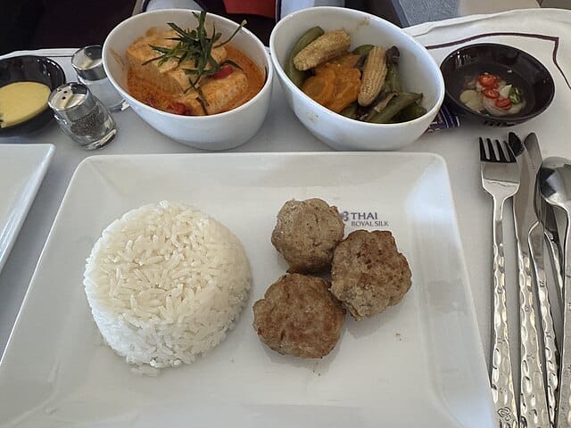 Airlines are reimagining menus with a focus on vegetables, grains, legumes, and plant-based proteins. Courtesy: Cbliu, wikimedia