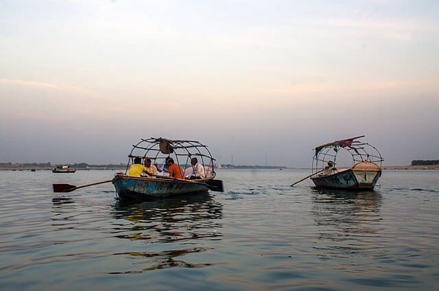 Boats drifting on the sacred rivers of Prayagraj where Ganga and Yamuna meets. Courtesy: Rangan Datta Wiki, Wikimedia