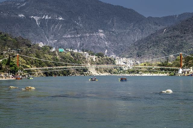 The holy river Ganga and Ram Jhula in the background at Rishikesh. Courtesy: Het.ambaliya, Wikimedia