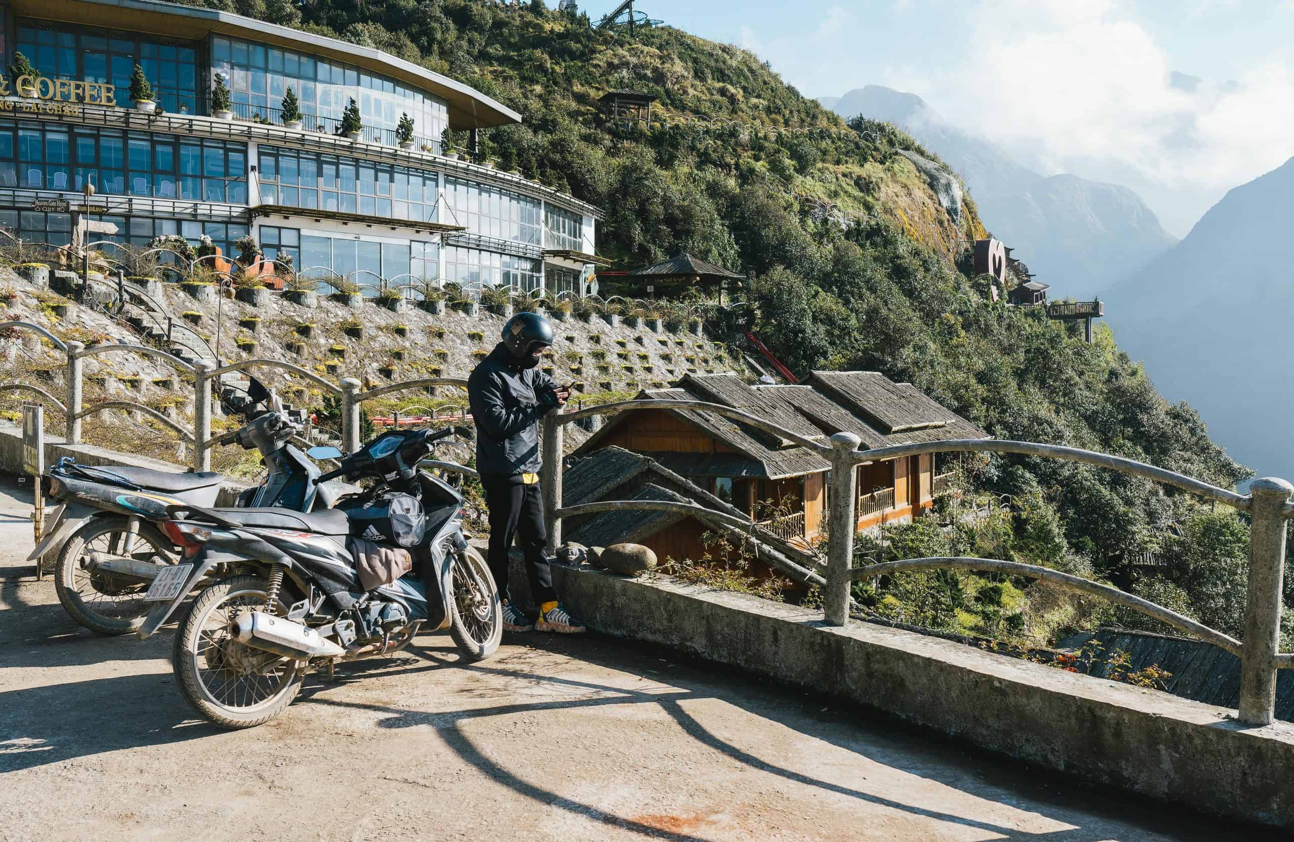 Fuelled by wanderlust, a traveller pauses amid misty hills and morning sunshine—embracing the call of the open road. Courtesy: Gibson Chan, Pexels