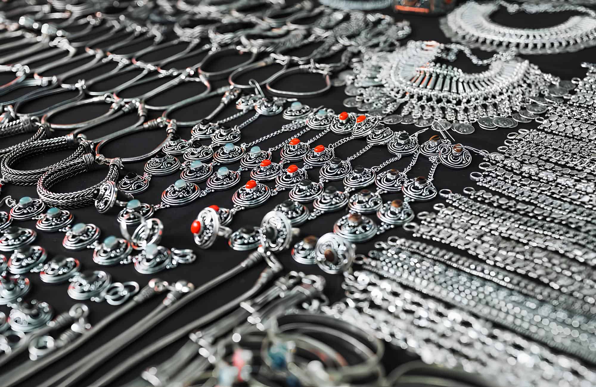 Private workshops in Meenakari (enamelling on silver) allow participants to learn from National Merit Award recipients whose families have practised this art for over 450 years.