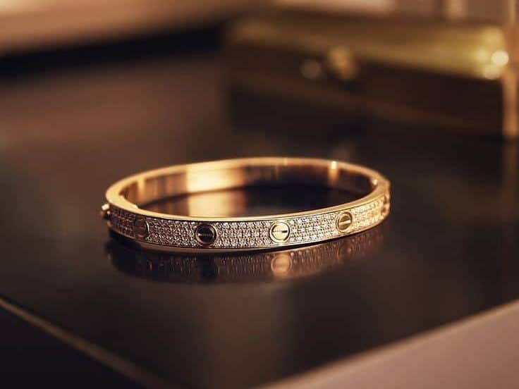The fully diamond paved Cartier LOVE bracelet. Image courtesy: Yedenadralindralin, Pinterest