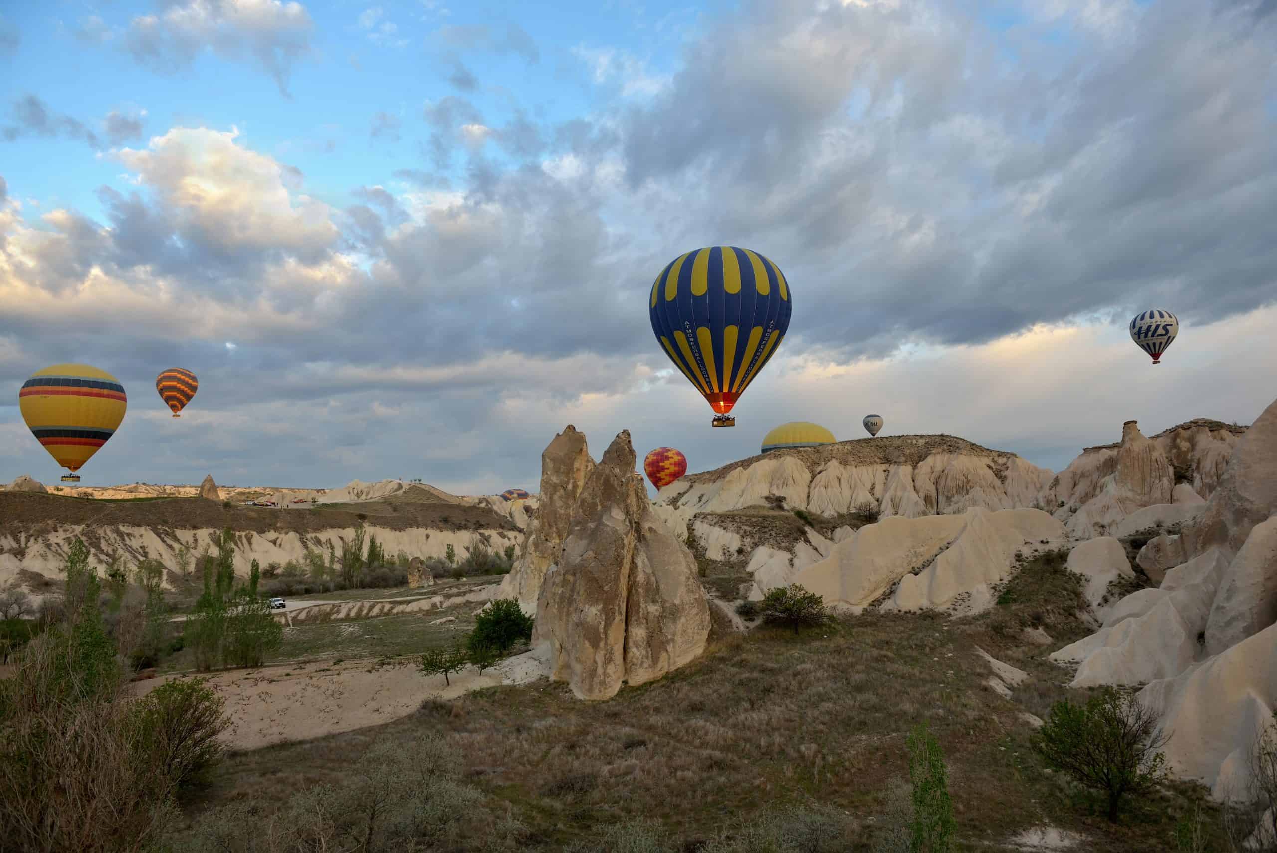 Hot air balloons at sunrise in Uçhisar in Cappadocia, Turkey. Courtesy: Wikimedia Commons