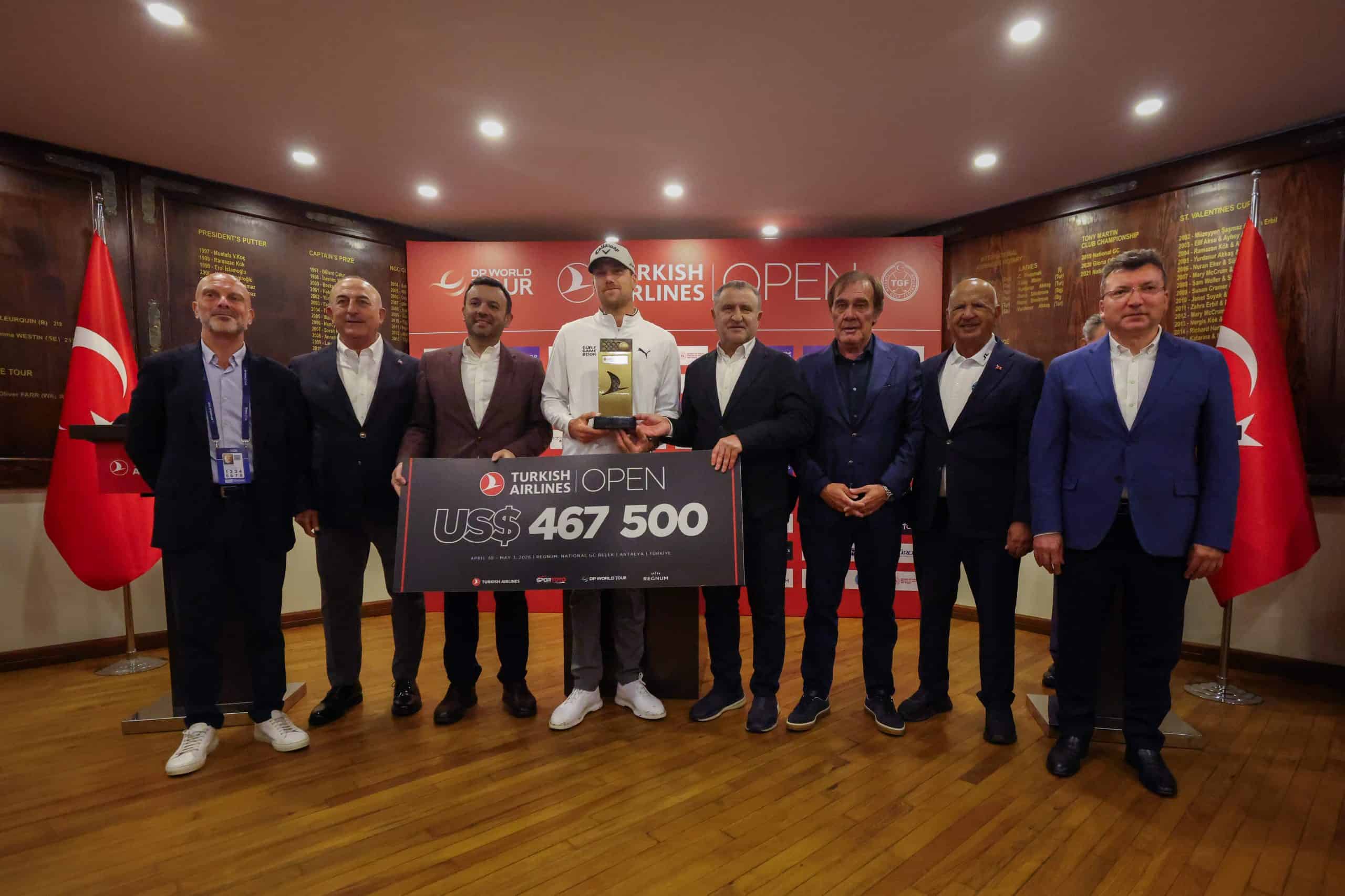 Mikael Lindberg, champion of the 2026 Turkish Airlines Open, poses with the trophy and winner’s cheque alongside dignitaries and officials at National Golf Club in Belek, Antalya