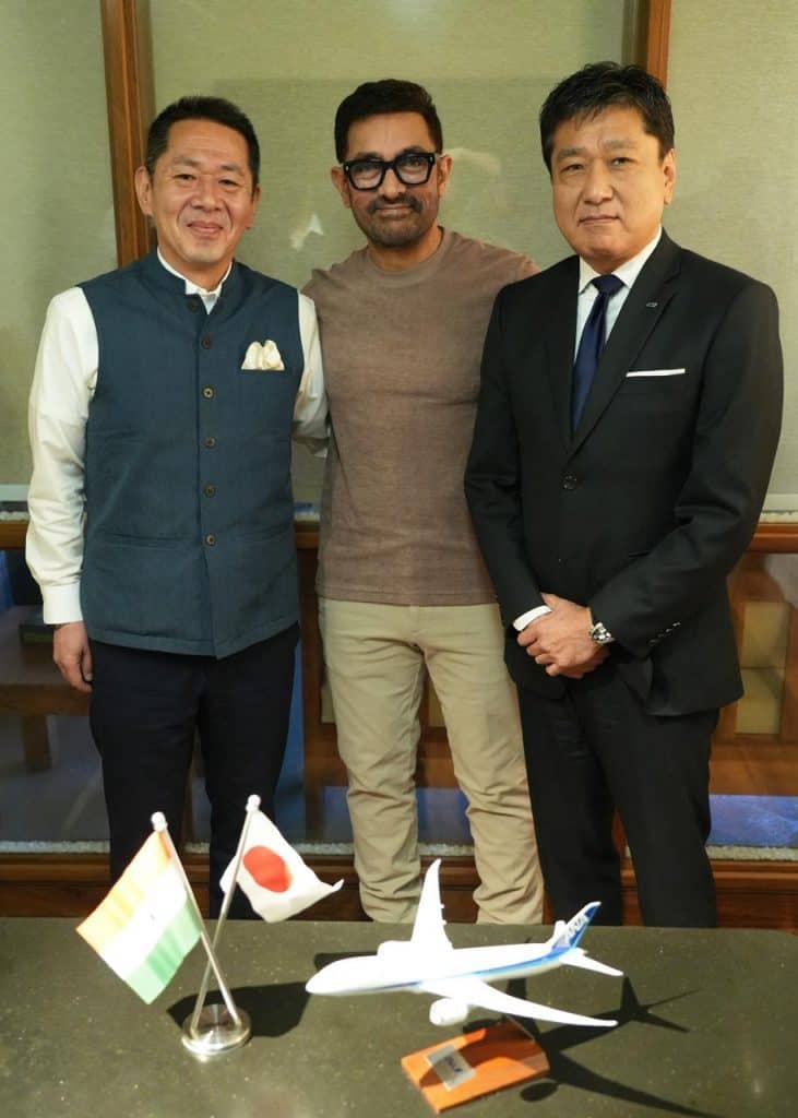 Aamir Khan accompanied by Mr. Kazuto Shiba, General  
Manager ANA Mumbai w.e.f. 1 April 2026 (left) and Mr.  
Shigeru Ishimoto, former General Manager ANA Mumbai  
(right)
