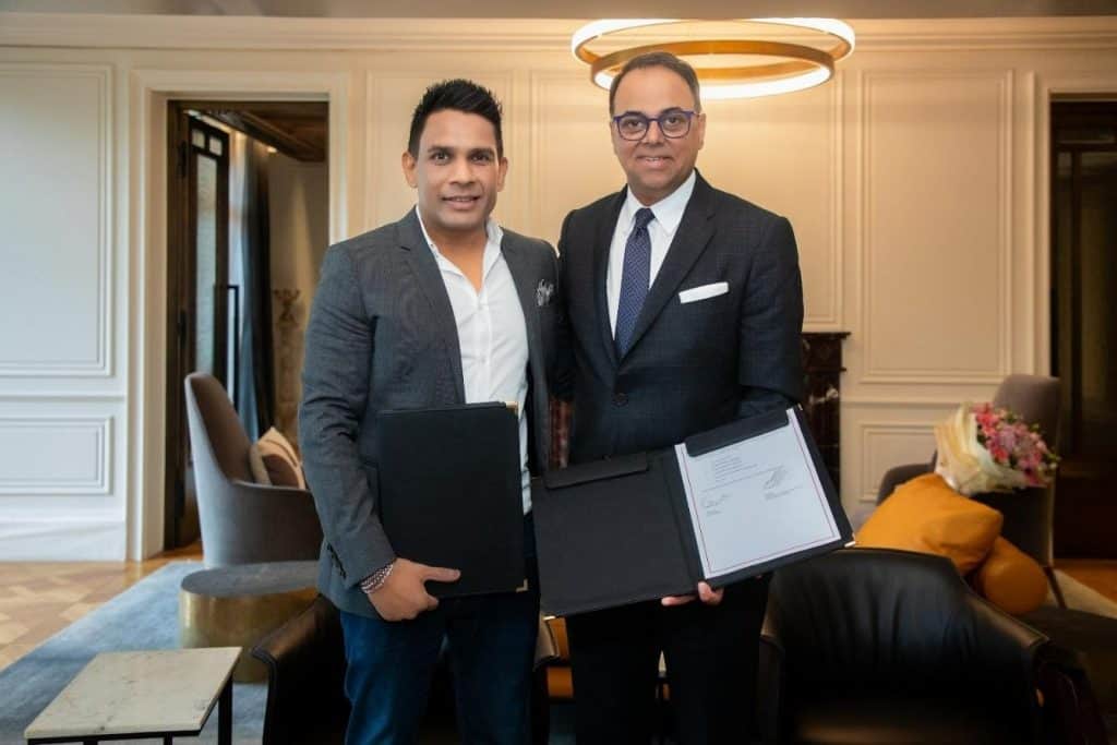 Signing ceremony (Mr. Amit Rai, Chairman of the Board, Espire Group
and Mr. Rajeev Menon, President, Asia Pacific excluding China, Marriott International) 