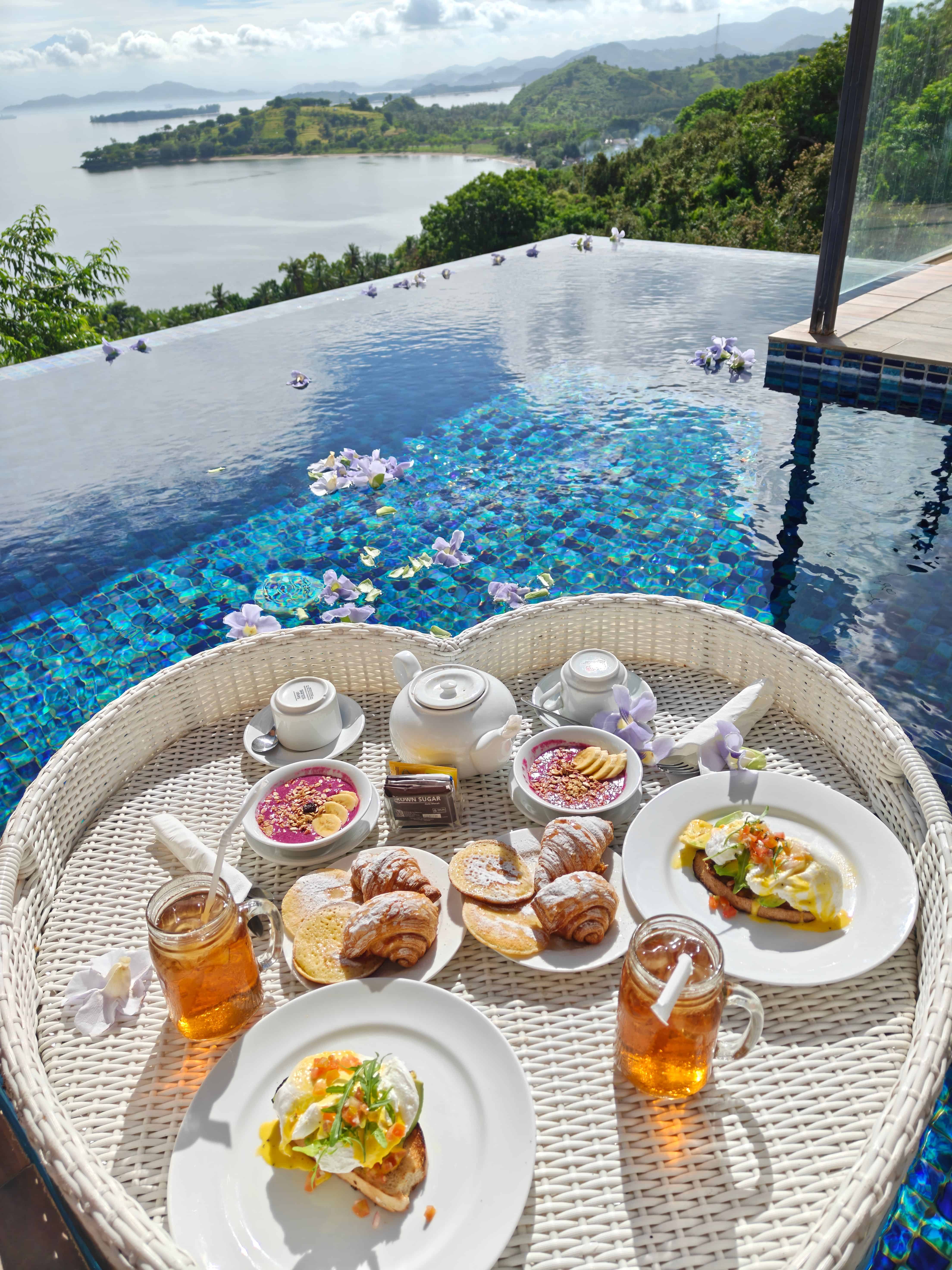 Breakfast is served on a floating tray. Courtesy: zemac, pexels