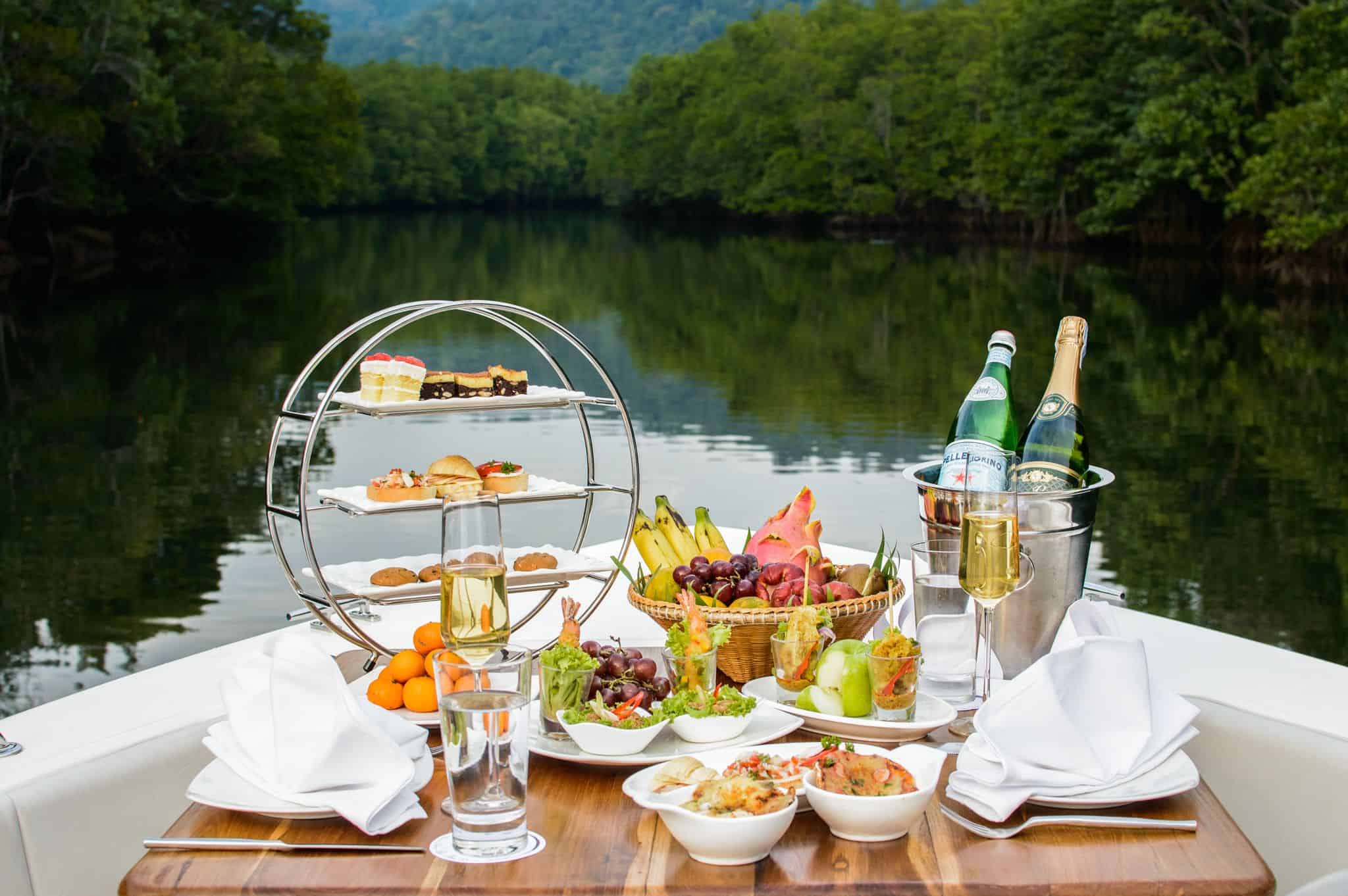 Riverside dining experience. Courtesy: suzukii-xingfu. pexels