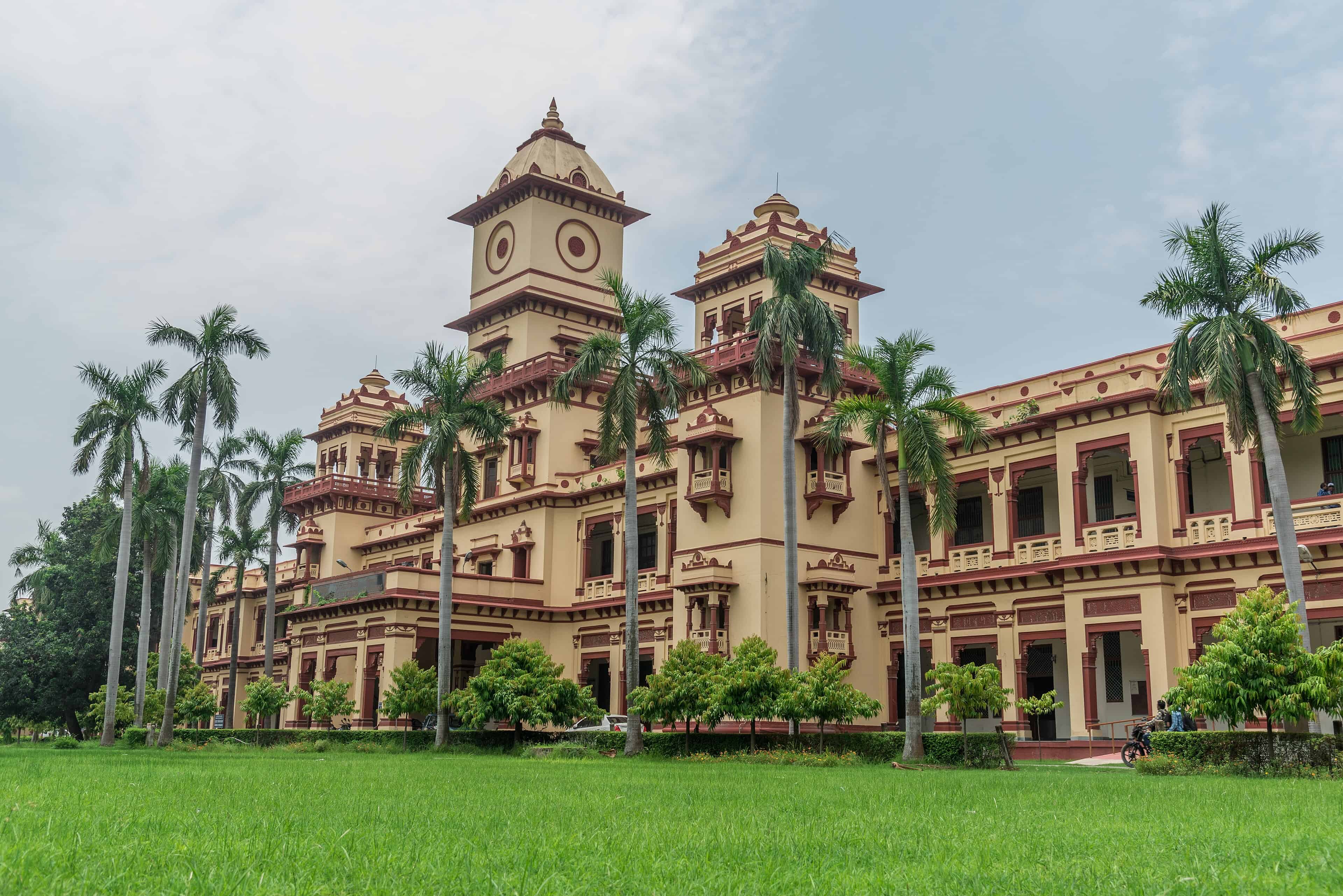 Indian Institute of Technology in Varanasi. Image Courtesy: Wikimedia Commons