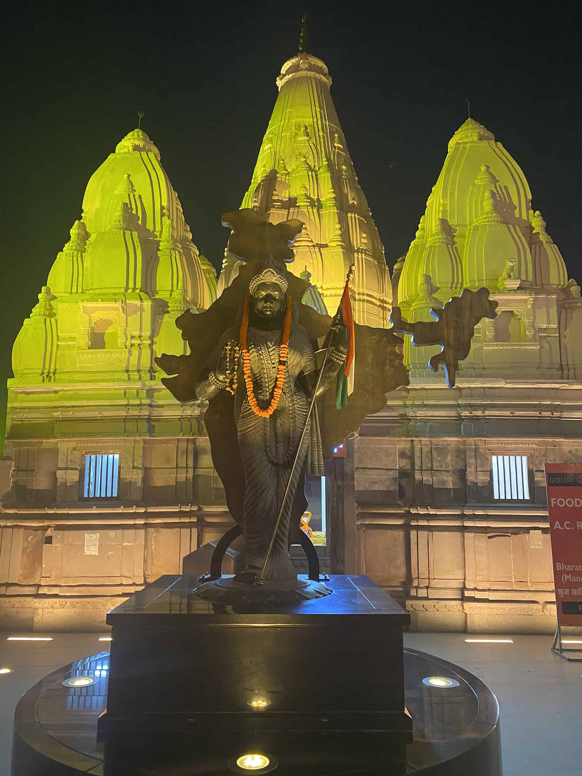 Kashi Vishwanath Temple Main Area. Image Courtesy: Wikimedia Commons