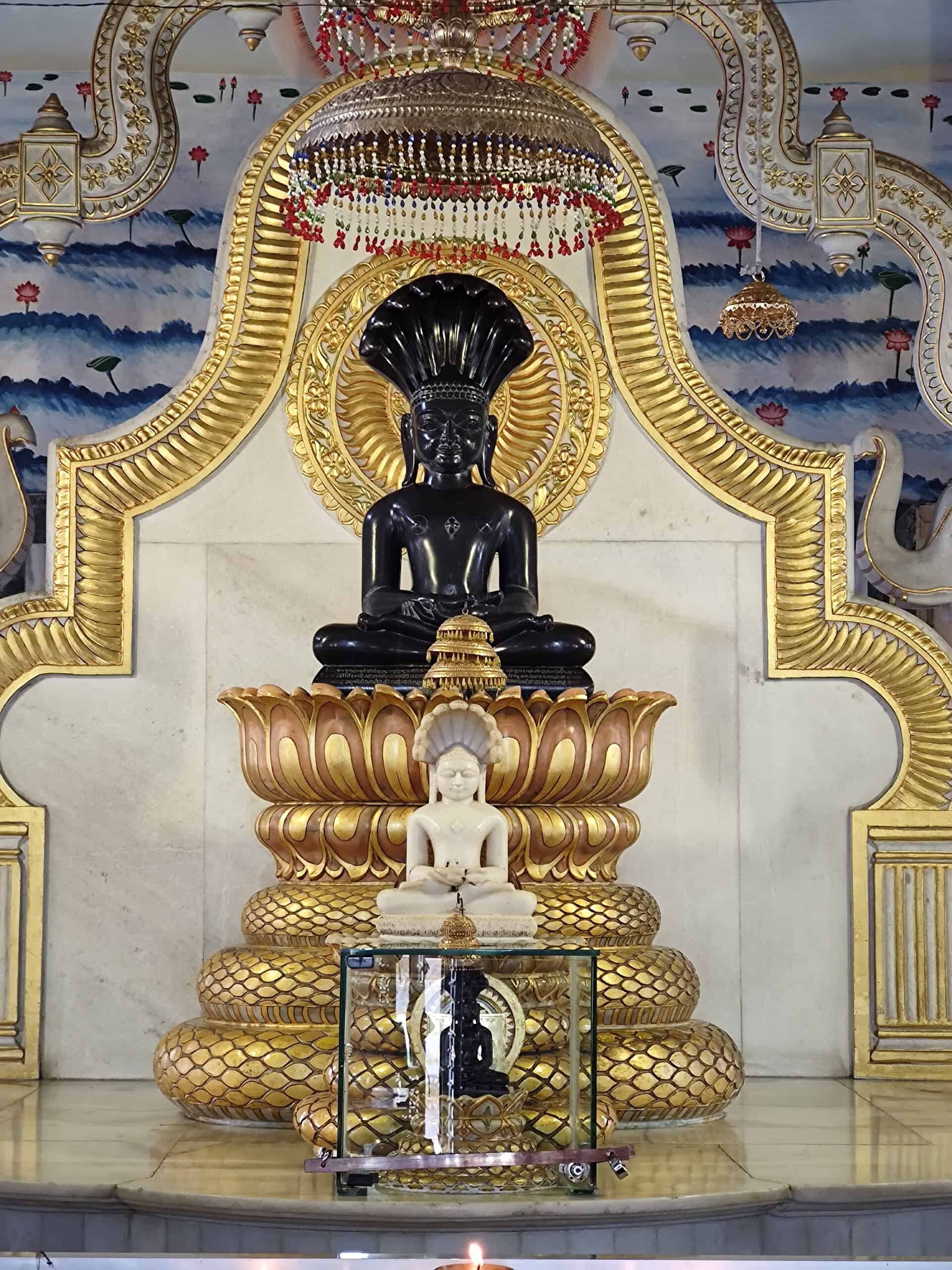 Parshvanath Digambar Idol at Bhelupur Jain Temple. Image Courtesy: Wikimedia Commons
